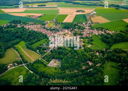 Luftaufnahme des Dorfes Blandy les Tours in seine et Marne, Frankreich - mittelalterliche Burg mit runden Türmen in einer kleinen Stadt mit grünen Fie umgeben Stockfoto