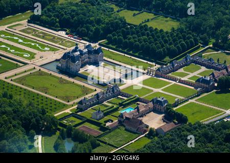 Luftaufnahme des Schlosses und der Ställe von Vaux le Vicomte in der Nähe von Paris und Melun in seine et Marne, Frankreich - Klassischer Palast von Nicolas Fouquet, sup Stockfoto