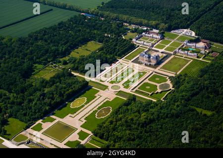 Luftaufnahme des Schlosses und der Gärten von Vaux le Vicomte in der Nähe von Paris und Melun in seine et Marne, Frankreich - Klassischer Palast von Nicolas Fouquet, sup Stockfoto