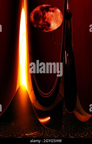 EXODUS: Ein Mondkörper, der sich mit hoher Geschwindigkeit dreht, verlässt ein außerirdisches Raumschiff, das sich aus dem Gewebe des Raums selbst gebildet und entwickelt hat. Stockfoto