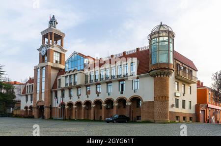 Signagi Town Hall auf dem zentralen Stadtplatz im Frühjahr, Georgien Stockfoto