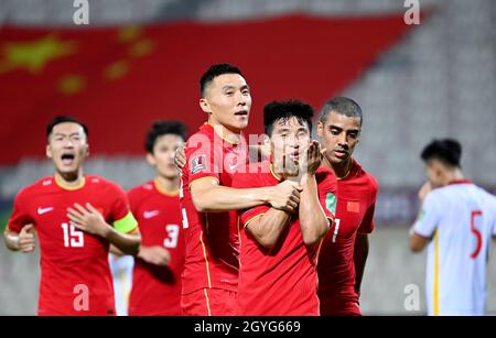 Sharjah. Okt. 2021. Wu Lei (3. R) aus China feiert Torreigen während der FIFA WM Katar 2022 Asiatisches Qualifikationsspiel zwischen China und Vietnam in Sharjah, den Vereinigten Arabischen Emiraten, 7. Oktober 2021. Quelle: Xinhua/Alamy Live News Stockfoto