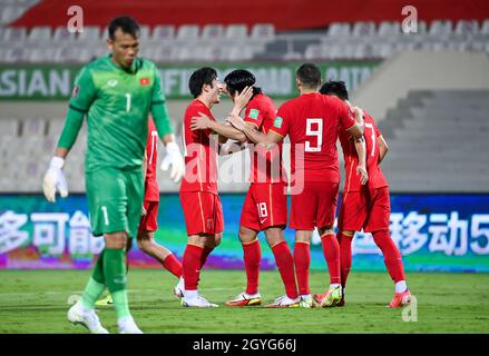 Sharjah. Okt. 2021. China-Spieler feiern Torreigen während der FIFA Fußball-Weltmeisterschaft Katar 2022 Asiatisches Qualifikationsspiel zwischen China und Vietnam in Sharjah, den Vereinigten Arabischen Emiraten, 7. Oktober 2021. Quelle: Xinhua/Alamy Live News Stockfoto