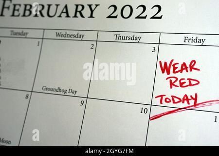 Kalendererinnerung, am ersten Freitag im Februar, dem amerikanischen Herzmonat, rot zu tragen, um das Bewusstsein für die Herzgesundheit zu stärken. Stockfoto