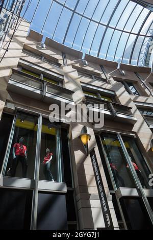 Sydney, Australien. Donnerstag, 7. Oktober 2021. Das zentrale Geschäftsviertel von Sydney wird am Montag, den 11. Oktober, wieder eröffnet. Gestern erreichte NSW 70 Prozent des doppelten Impfziels. Sydney Arcade mit Glasdecke darüber. Kredit: Paul Lovelace/Alamy Live News Stockfoto