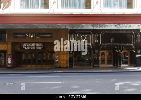 Sydney, Australien. Donnerstag, 7. Oktober 2021. Das zentrale Geschäftsviertel von Sydney bereitet sich auf die Wiedereröffnung am Montag, den 11. Oktober vor. Gestern erreichte die NSW das Ziel einer 70-prozentigen Doppeldosis-Impfung. State Theatre, Market Street. Quelle: Paul Lovelace/Alamy Live News Stockfoto