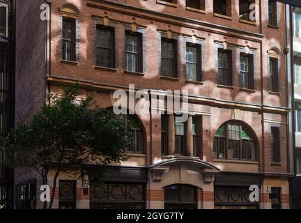 Sydney, Australien. Donnerstag, 7. Oktober 2021. Außenansicht des Scotch and Soda Building, Sydney. Ein historisches Geschäftsgebäude in der Castlereagh Street im zentralen Geschäftsviertel von Sydney, Australien. Es wurde ursprünglich 1926 als Lagerhaus für das Kaufhaus Anthony Horden & Sons errichtet. Scotch & Soda feiert jetzt den Freigeist von Amsterdam, einem klassischen und modernen Bekleidungsgeschäft. Kredit: Paul Lovelace/Alamy Live News Stockfoto