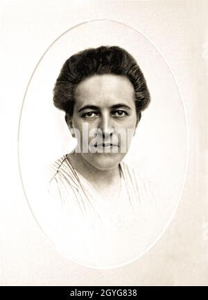 1942 ca, Haarlem , HOLLAND : Porträt der niederländischen Schriftstellerin und Romanautorin CORRIE TEN BOOM ( 1892 - 1983 ). War eine niederländische christliche Uhrmacherin und später eine Schriftstellerin, die mit ihrem Vater Casper Ten Boom arbeitete, Ihre Schwester Betsie Ten Boom und andere Familienmitglieder, die während des Holocaust im Zweiten Weltkrieg vielen jüdischen Menschen bei der Flucht vor den Nazis helfen, indem sie sie in ihrem Haus verstecken. Sie wurden gefangen genommen und 1944 verhaftet und ins KZ Ravensbrück gebracht. Unbekannter Fotograf. - Cornelia Arnolda Johanna - LETTERATO - SCRITTORE - LETTERATURA - Literatur - PORTRÄT - RITRATTO - SCRITTRICE Stockfoto