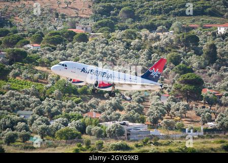 Schwierige Landung und Start am gefährlichen Flughafen Skiathos Stockfoto