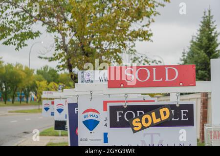 11 September 2020 - Calgary Alberta Kanada - Immobilien zu verkaufen Zeichen auf einer Straße Stockfoto