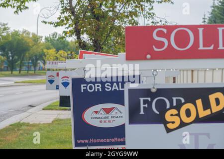 11 September 2020 - Calgary Alberta Kanada - Immobilien zu verkaufen Zeichen auf einer Straße Stockfoto