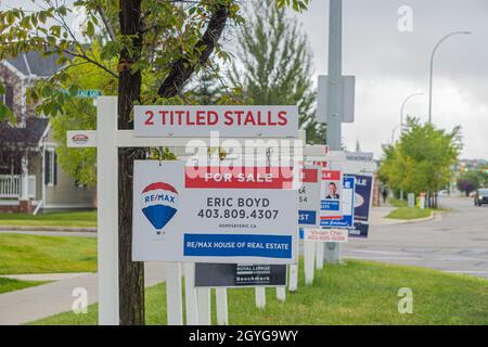 11 September 2020 - Calgary Alberta Kanada - Immobilien zu verkaufen Zeichen auf einer Straße Stockfoto