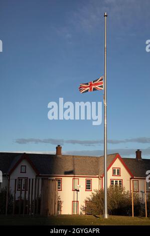 Die Union Jack-Flagge fliegt auf halber Mast über Fort Calgary, um an die indigenen Kinder am Nationalen Tag für Wahrheit und Versöhnung in Kanada zu erinnern Stockfoto