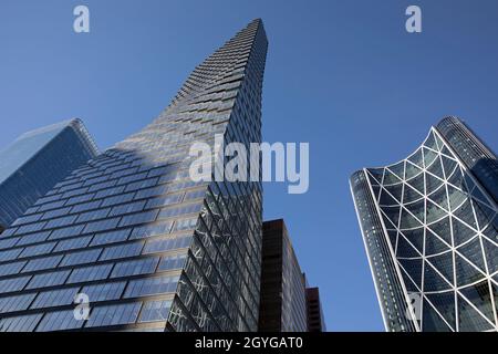 Wolkenkratzer im Telus Sky Building und Bow Tower mit klarem blauen Himmel im Zentrum von Calgary, Alberta, Kanada Stockfoto