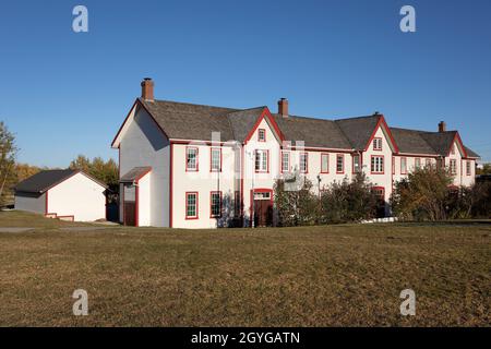 Fort Calgary, eine historische Stätte und ein Museum. Nachbildung der 1888 North-West Mounted Police Kasernen, die auf dem ursprünglichen Gelände des NWMP-Außenpostens rekonstruiert wurden Stockfoto