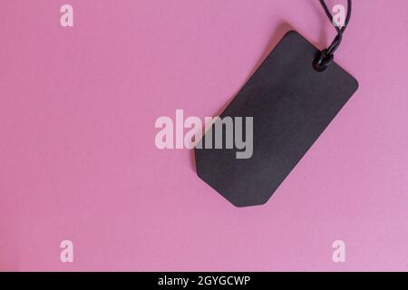 Mock up Karton unbeschriftete Tag mit Platz für Text auf rosa Hintergrund. Verkaufskonzept Stockfoto