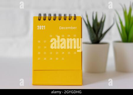 Dezember 2021 steht im Kalender.Desktop-Flipkalender .Hallo Dezember Stockfoto