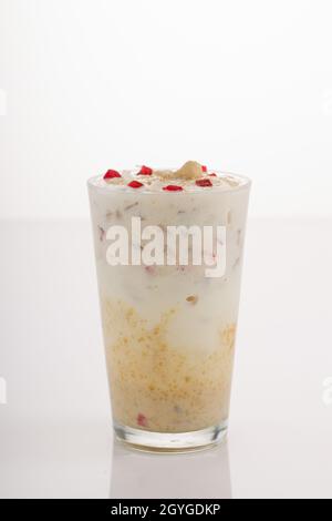 Avil Milch, malabar speziellen Shake, die sehr gesund und lecker in einem Dessertglas angeordnet ist. Stockfoto