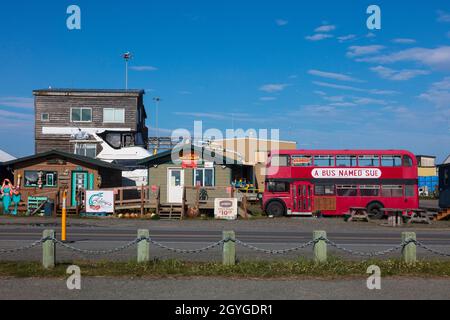 Touristenläden und ein Bus namens "Se" am Homer-Spieß - ALASKA Stockfoto