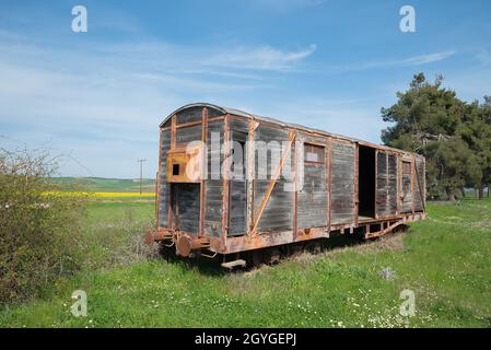 Alte Eisenbahnwaggons am Bahnhof, verlassene alte Eisenbahnwaggons in einem verlassenen Stockfoto