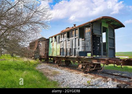 Alte Eisenbahnwaggons am Bahnhof, verlassene alte Eisenbahnwaggons in einem verlassenen Stockfoto