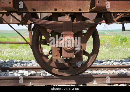 Alte Eisenbahnwaggons am Bahnhof, verlassene alte Eisenbahnwaggons in einem verlassenen Stockfoto