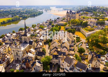 Luftaufnahme der Stadt Saumur und des mittelalterlichen Schlosses Saumur am Ufer der Loire Stockfoto