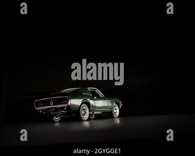 Flacher Rückblick eines 1968 Ford Mustang GT-Druckgussmodells im Maßstab 1/64 mit Rückleuchten und flacher Silhouette Stockfoto