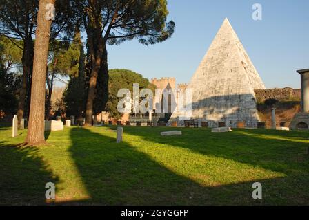 ITALIEN, LATIUM, ROM, PYRAMIDE DES CAIUS CESTIUS (PIRAMIDE DI CAIO CESTIO) Stockfoto