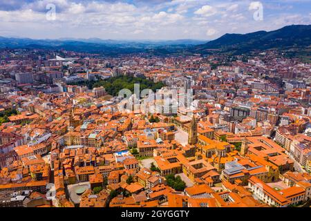 Luftaufnahme der Stadt Oviedo mit Gebäuden und Landschaft, Asturien Stockfoto