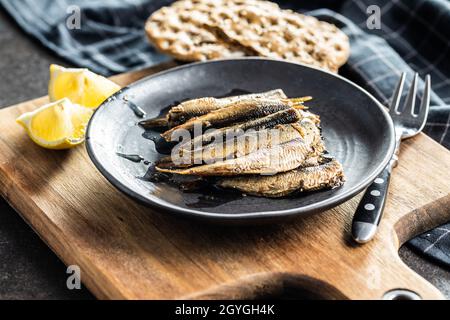 Geräucherte Sprossen auf dem Teller. Seefischkonserven. Stockfoto