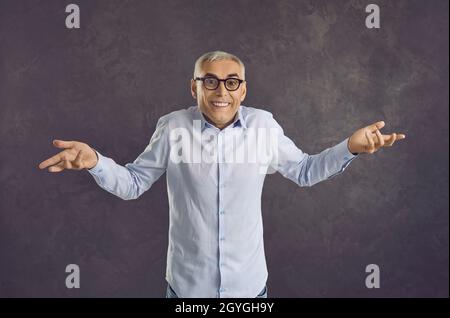 Der ältere Mann zuckt mit den Schultern, um zu zeigen, dass er sich nicht daran erinnert oder nichts weiß Stockfoto