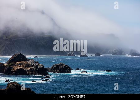 Nebel umhüllt die Küstenberge entlang der GROSSEN SÜDKÜSTE KALIFORNIENS. Stockfoto