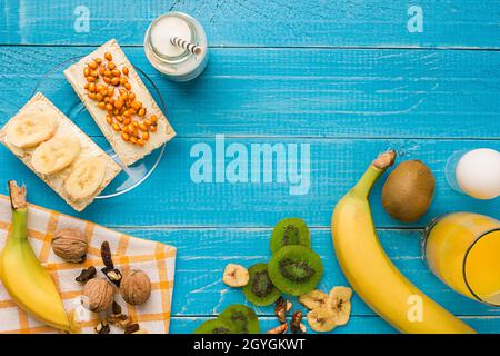 Blick von oben auf Toast mit Butter und Obst Stockfoto