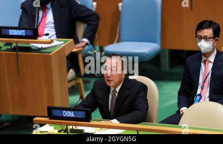 (211008) -- UNITED NATIONS, 8. Oktober 2021 (Xinhua) -- Zhang Jun (Front), Chinas ständiger Vertreter bei den Vereinten Nationen, spricht bei der Generaldebatte des Dritten Komitees der 76. Sitzung der UN-Generalversammlung am 7. Oktober 2021 im UN-Hauptquartier in New York. Zhang sagte am Donnerstag, dass die beste Antwort auf Chinas Menschenrechtssituation in dem glücklichen Leben der Menschen und den lächelnden Gesichtern zu finden sei. MIT „glückliches Leben, lächelnde Gesichter – beste Hinweise auf Chinas Menschenrechtspolitik: Gesandter“ (Xinhua/Wang Ying) Stockfoto