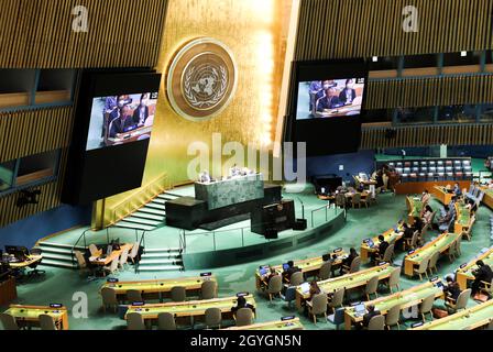 (211008) -- UNITED NATIONS, 8. Oktober 2021 (Xinhua) -- die Leinwand zeigt Zhang Jun, Chinas ständiger Vertreter bei den Vereinten Nationen, bei der Generaldebatte des Dritten Komitees der 76. Sitzung der UN-Generalversammlung am 7. Oktober 2021 im UN-Hauptquartier in New York. Zhang sagte am Donnerstag, dass die beste Antwort auf Chinas Menschenrechtssituation in dem glücklichen Leben der Menschen und den lächelnden Gesichtern zu finden sei. MIT „glückliches Leben, lächelnde Gesichter – beste Hinweise auf Chinas Menschenrechtspolitik: Gesandter“ (Xinhua/Wang Ying) Stockfoto