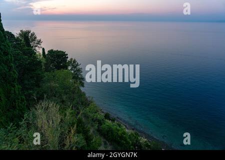 Am Meer in der Abenddämmerung in Piran Slowenien. Stockfoto