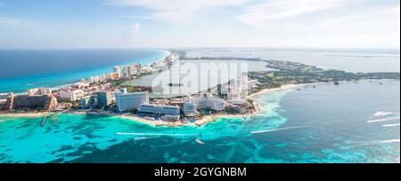 Luftpanorama auf den Strand von Cancun und die Hotelzone der Stadt in Mexiko. Karibische Küstenlandschaft des mexikanischen Resorts mit Strand Playa Caracol und Kukulcan Stockfoto