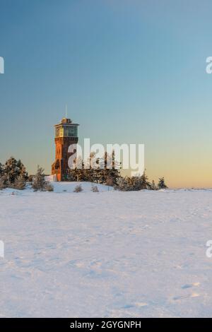 DEUTSCHLAND, BADEN-WÜRTTEMBERG, SASBACHWALDEN, DER HORNISGRINDE-GIPFEL UND DER HORNISGRINDE-TURM (HORNISGRINDETURM) IM WINTER Stockfoto