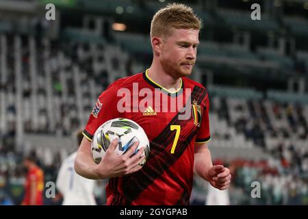 Turin, Italien, 7. Oktober 2021. Kevin De Bruyne aus Belgien trägt den Ball während des Spiels der UEFA Nations League im Juventus-Stadion in Turin zur Eckflagge. Bildnachweis sollte lauten: Jonathan Moscrop / Sportimage Stockfoto
