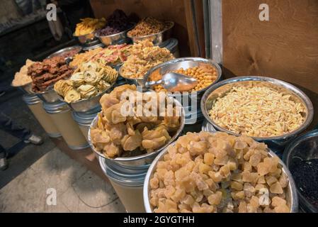 Verschiedene getrocknete Früchte in Körben auf dem Basarmarkt. Jerusalem Altstadt, Israel Stockfoto