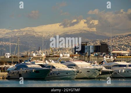 LIBANON, BEIRUT, MARFAA, YACHTEN IN DER BEIRUT MARINA (ZAITUNAY BAY) UND MONTIEREN SANINE IM WINTER UNTER DEM SCHNEE Stockfoto