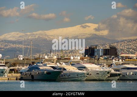 LIBANON, BEIRUT, MARFAA, YACHTEN IN DER BEIRUT MARINA (ZAITUNAY BAY) UND MONTIEREN SANINE IM WINTER UNTER DEM SCHNEE Stockfoto