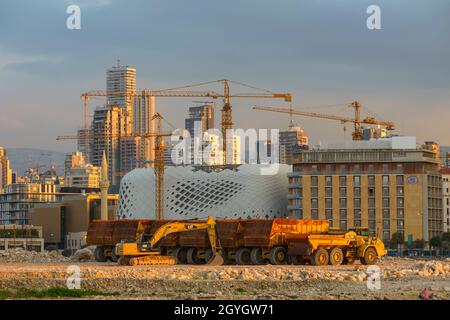 LIBANON, BEIRUT, MARFAA, GEBÄUDE UND WOLKENKRATZER VON OST-BEIRUT AUS DER SICHT DES NEUEN HAFENGEBIETS UND DER NEUEN SOUKS VON BEIRUT VON ZAHA HADID IM BAU Stockfoto