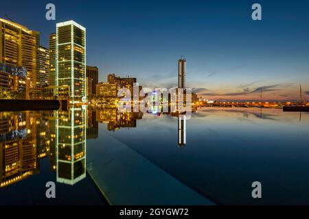 LIBANON, BEIRUT, MARFAA, ZAITUNAY BAY BEI NACHT Stockfoto