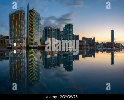 LIBANON, BEIRUT, MARFAA, ZAITUNAY BAY BEI NACHT Stockfoto