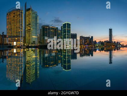 LIBANON, BEIRUT, MARFAA, ZAITUNAY BAY BEI NACHT Stockfoto