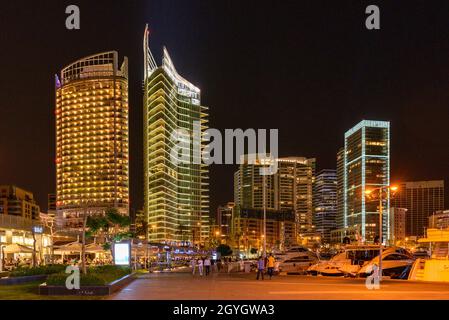 LIBANON, BEIRUT, MARFAA, ZAITUNAY BAY UND MARINA TOWERS IN DER NACHT Stockfoto