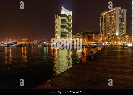 LIBANON, BEIRUT, MARFAA, ZAITUNAY BAY UND MARINA TOWERS IN DER NACHT Stockfoto