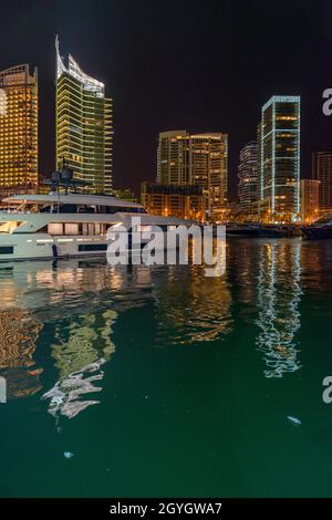 LIBANON, BEIRUT, MARFAA, ZAITUNAY BAY UND MARINA TOWERS IN DER NACHT Stockfoto